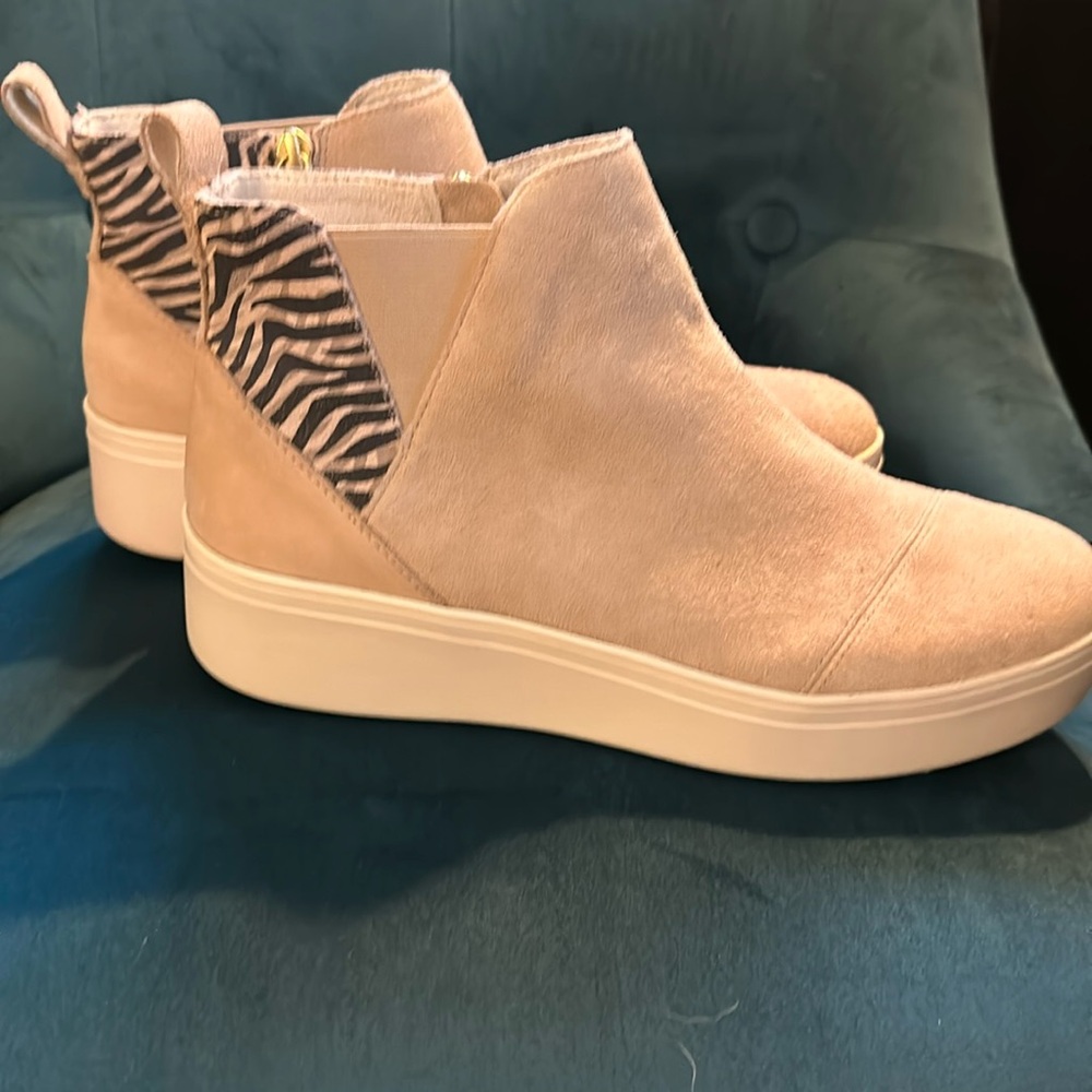 Tom’s Women’s Suede Sneakers Size 9